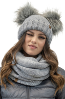 Vivisence Bonnet Et Cache Cou Pour Femme L'Automne et L'Hiver Ajusté Avec Pompons Ensemble À La Mode Pliable En Fils Chauds Et Doublé Polaire Antistatique Avec Patchs En Cuir Écologique 70106Kmpl, gris clair