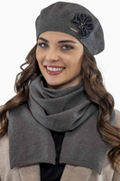 Vivisence Elegantes Damen Winter Set Aus Baskenmütze Mit Blumenapplikation Und Langer Schal Aus Warmem Garn Perfekte Für Kalte Wintertage Ideal Für Elegante Und Sportliche Outfits, dunkelgrau