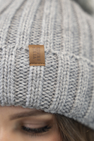 Vivisence Bonnet Et Gants Pour Femme L'Automne et L'Hiver Ensemble À La Mode Avec Pompon Cache Cou Chauds Pour Hiver Doublure En Polaire Confortable Avec Patch En Cuir Écologique 70100 Kmpl+R, gris clair