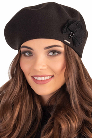 Vivisence Elegantes Damen Winter Set Aus Baskenmütze Mit Blumenapplikation Und Langer Schal Aus Warmem Garn Perfekte Für Kalte Wintertage Ideal Für Elegante Und Sportliche Outfits, schwarz