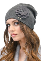 Vivisence Trendiger Damen Winter Set Aus Wintermütze Und Schal Mit Wärmendem Garn Antistatische Blumenapplikation Und Falten Design Perfekt Für Kalte Wintertage, dunkelgrau