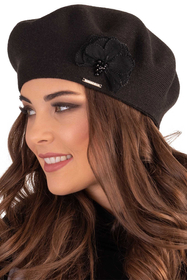 Vivisence Elegantes Damen Winter Set Aus Baskenmütze Mit Blumenapplikation Und Langer Schal Aus Warmem Garn Perfekte Für Kalte Wintertage Ideal Für Elegante Und Sportliche Outfits, schwarz