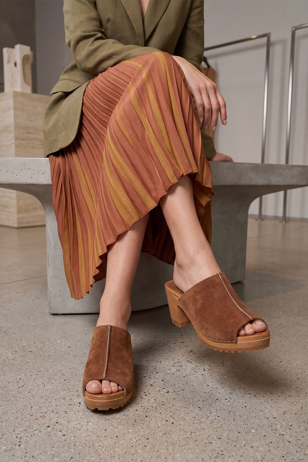 Vivisence Women’s Suede Clogs, Wooden Sole, Slip On Shoes with Block Heel, Comfortable Everyday Wear, light brown