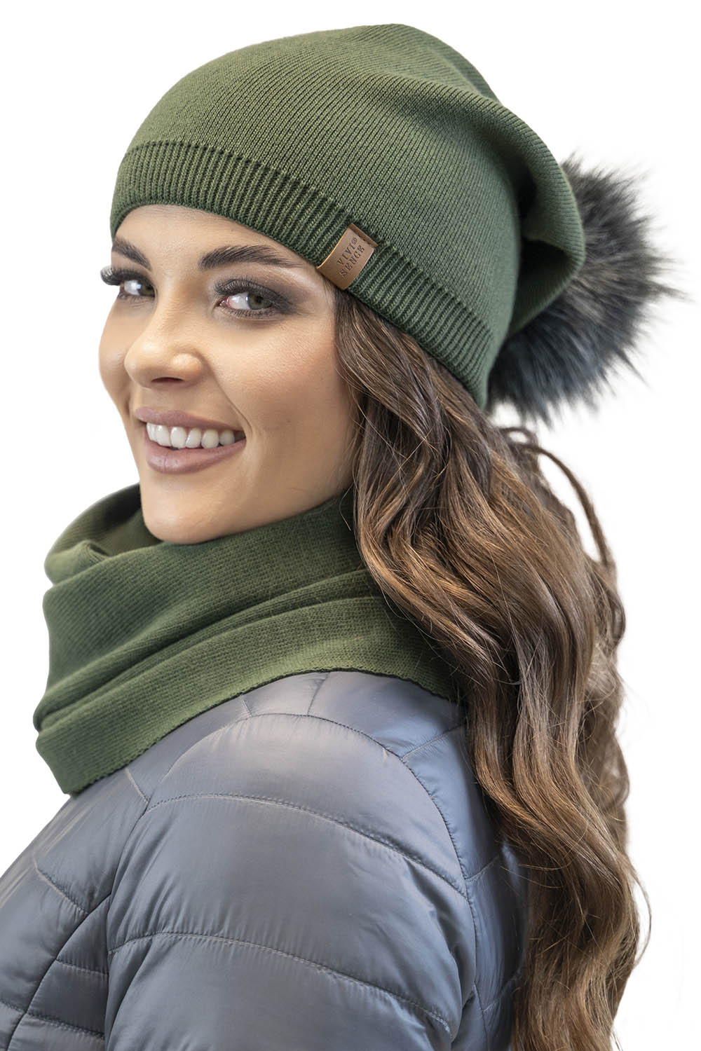 Vivisence Bonnet Pour Femme Et Cache Cou L'Automne et L'Hiver Avec Pompon Tricoté En Acrylique Ensemble Élégant  Écologique Idéal Avec Patch En Cuir Taille Universelle 70105Kmpl, vert
