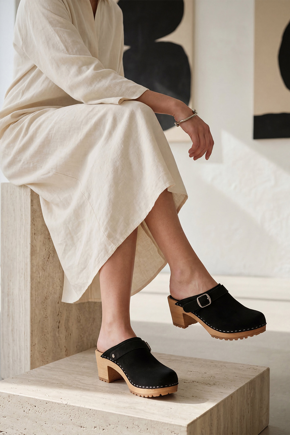 Vivisence Damen Clogs aus Wildleder, Holzsohle, geschlossen mit Schnalle, bequem für Alltag und Büro, schwarz 