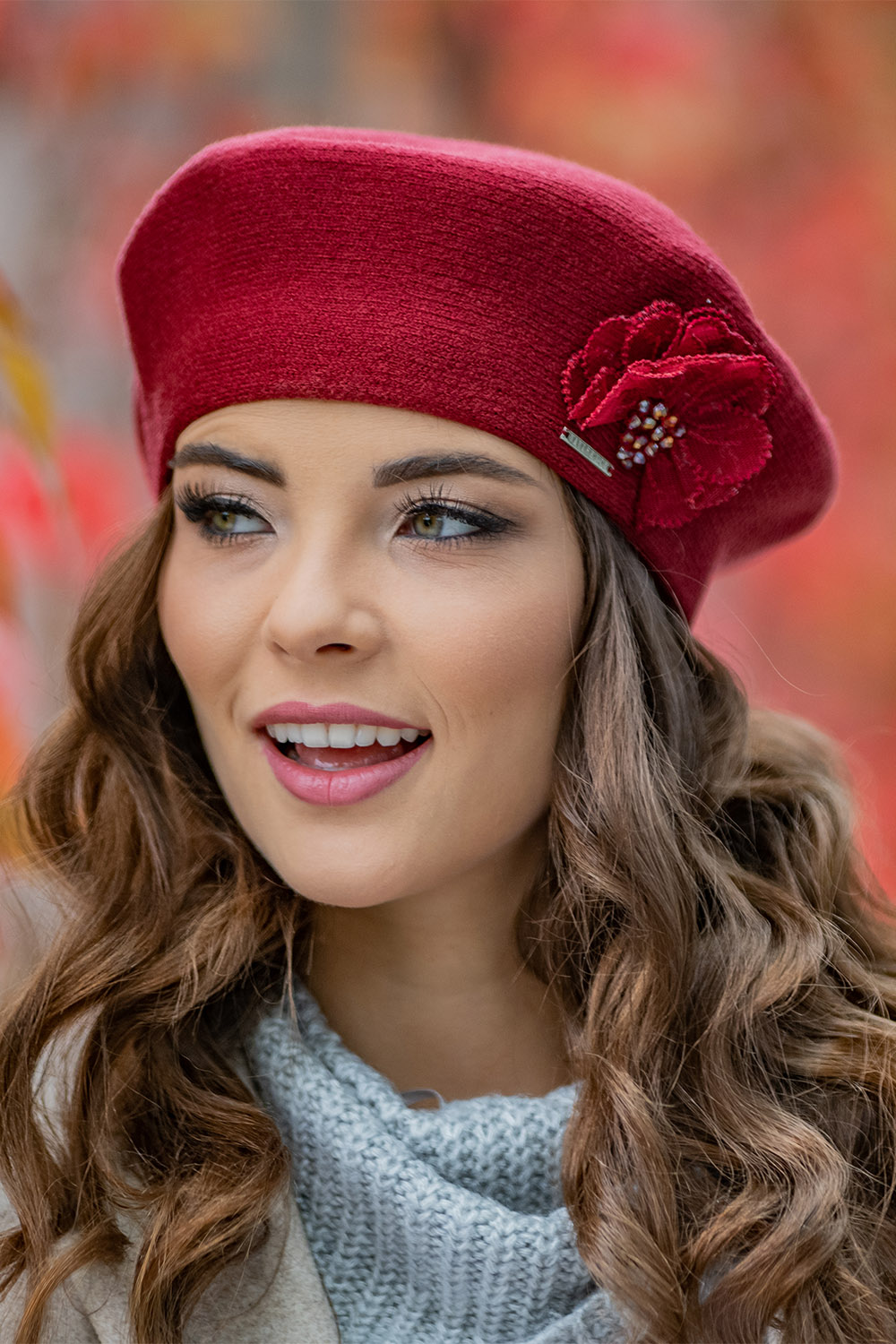 Vivisence Elegantes Damen Winter Set Aus Baskenmütze Mit Blumenapplikation Und Langer Schal Aus Warmem Garn Perfekte Für Kalte Wintertage Ideal Für Elegante Und Sportliche Outfits, weinrot