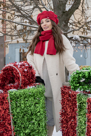 Vivisence Elegant Women's Winter Set Including Classic Beret With Floral Decoration And Matching Long Warm Wool Scarf Ideal For Cold Winter And Autumn Days, red