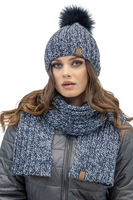 Vivisence Bonnet Pour Femme L'Automne et L'Hiver Bicolore Avec Gros Pompon En Fibres Écologiques Doublé De Polaire Antistatique Parfait Pour Les Froides Journées Avec Écusson En Éco-Cuir Et 7086, bleu foncé