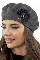 Vivisence Elegantes Damen Winter Set Aus Baskenmütze Mit Blumenapplikation Und Langer Schal Aus Warmem Garn Perfekte Für Kalte Wintertage Ideal Für Elegante Und Sportliche Outfits, dunkelgrau