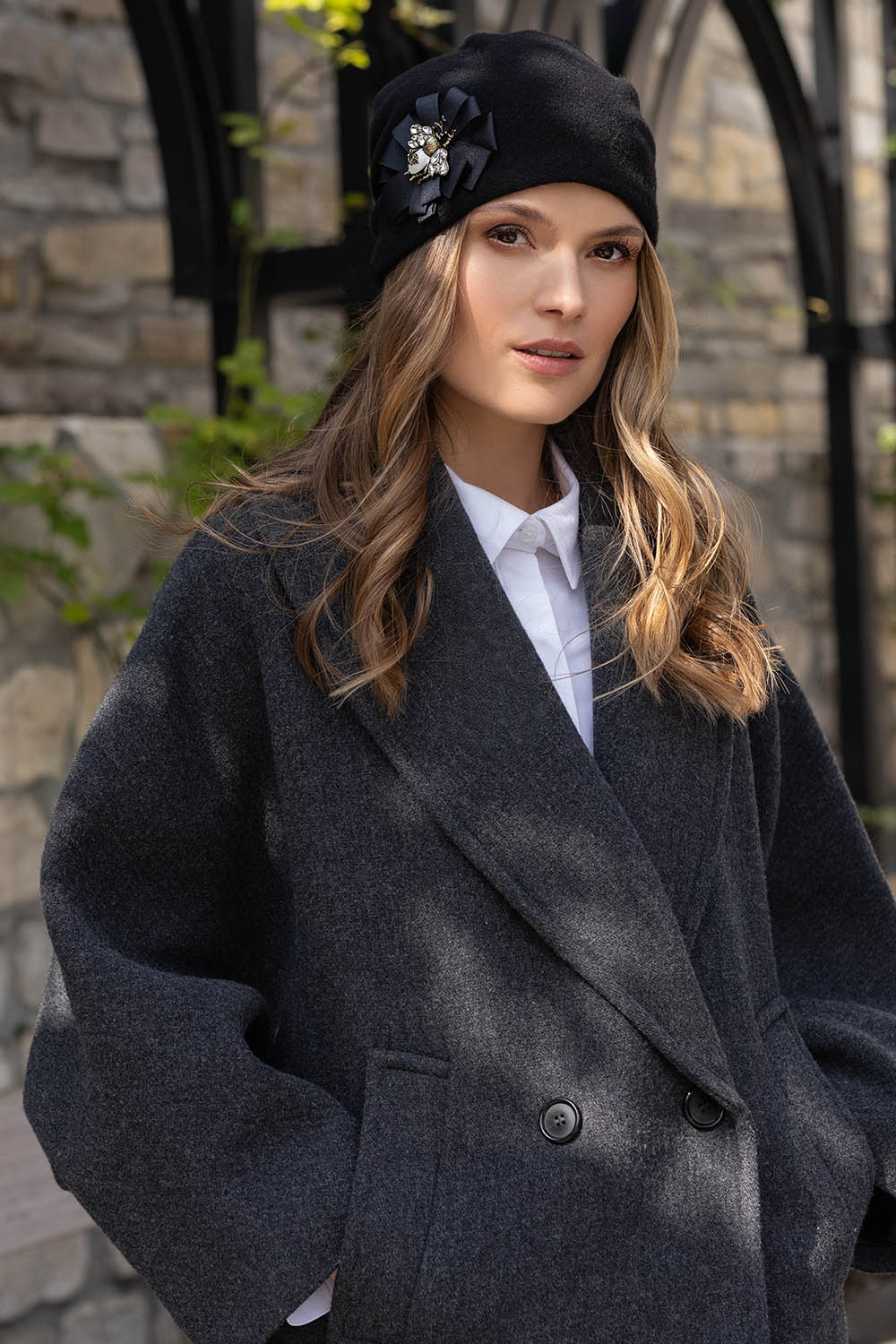 Vivisence Bonnet Pour Femme L'Automne et L'Hiver Élégant En Laine De Haute Avec Doublure Polaire Chaude Pli À L'Arrière Élastique Décoration Fait Main Pour Les Froides Journées Cadeaut 7084, noir