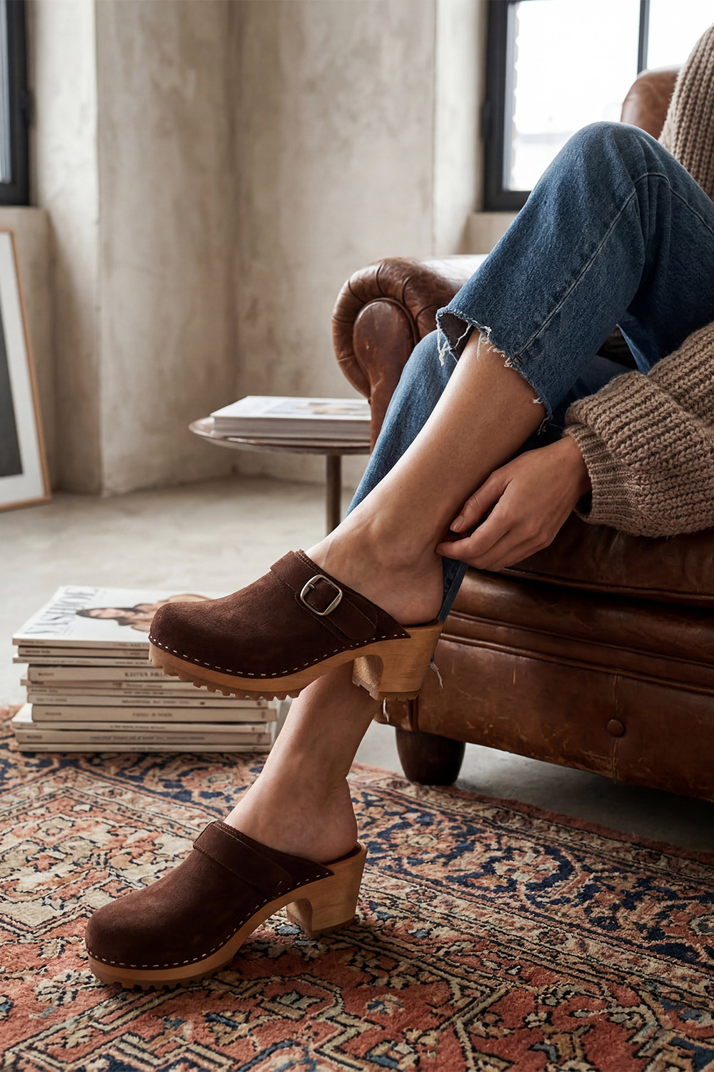 Vivisence Damen Clogs aus Wildleder, Holzsohle, geschlossen mit Schnalle, bequem für Alltag und Büro, dunkelbraun 