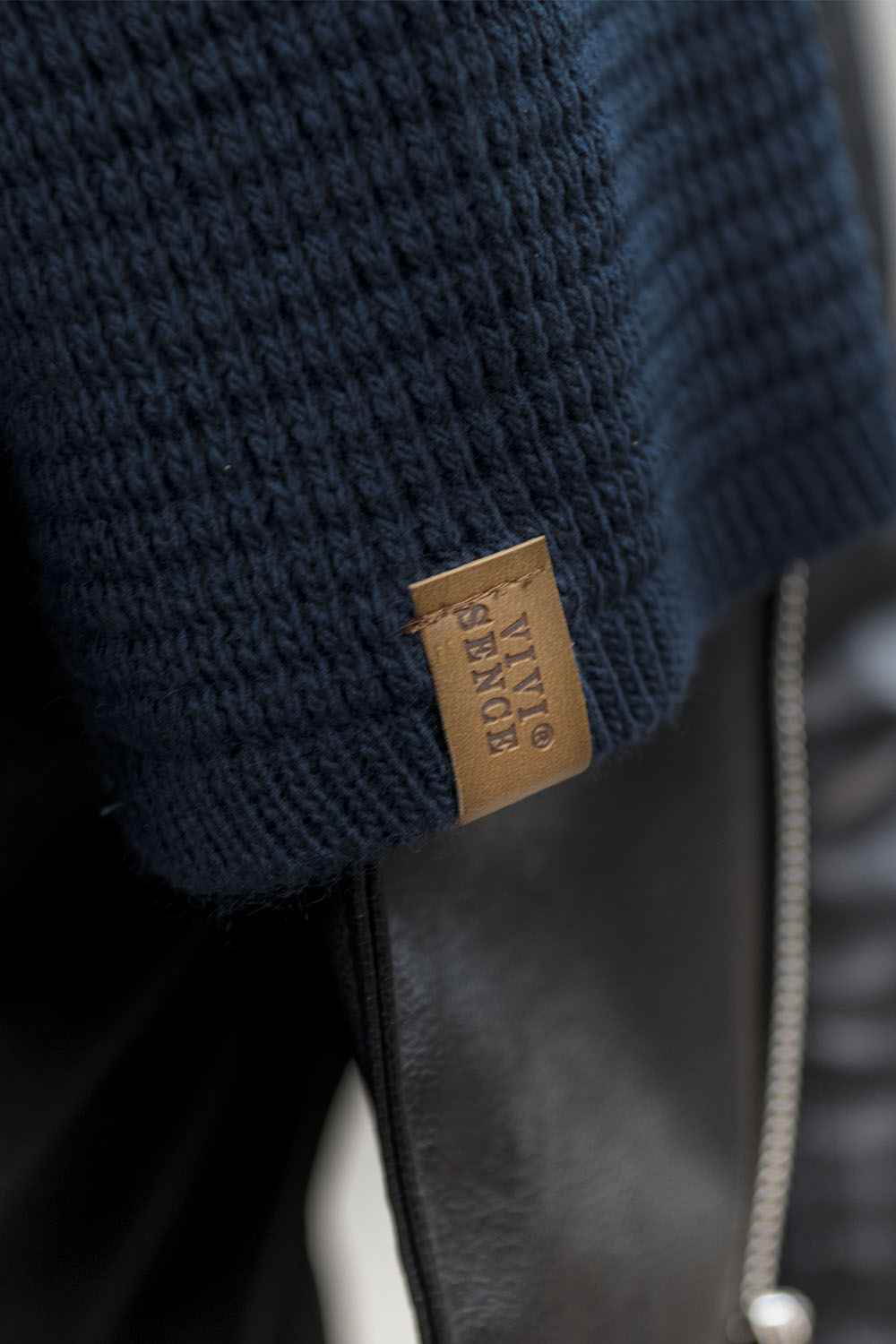 Vivisence Elegantes Damen Winter Set Aus Mütze Und Schal Mit Bommel Aus Warmem Garn Antistatische Eigenschaften Perfekte Passform Für Elegante Und Sportliche Outfits, dunkelblau