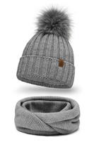 Vivisence Trendiges Damen-Set Mütze Mit Kunstpelz-Bommel Und Loop-Schal Aus Warmem Garn Antistatisches Fleece-Innenfutte, Perfekte Passform Mit Logo Aus Öko-Leder Ideal Für Kalte Wintertage, hellgrau