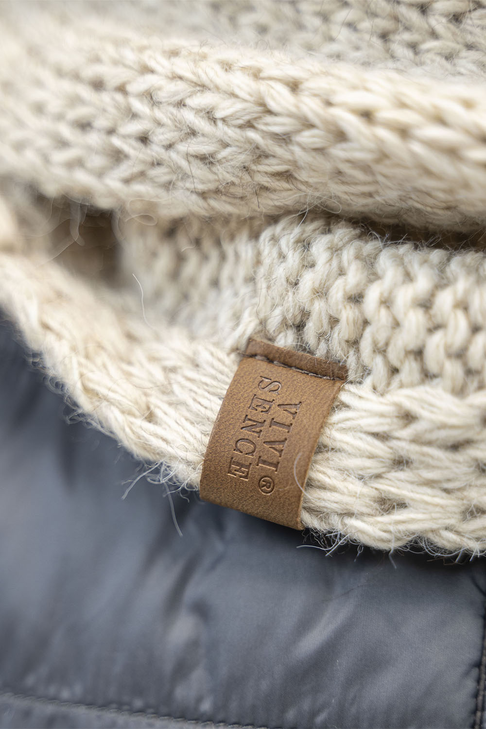 Vivisence Damen Bommelmütze Und Loop-Schal Mit Bommel Ideal Für Wintertage 7014, hellbeige