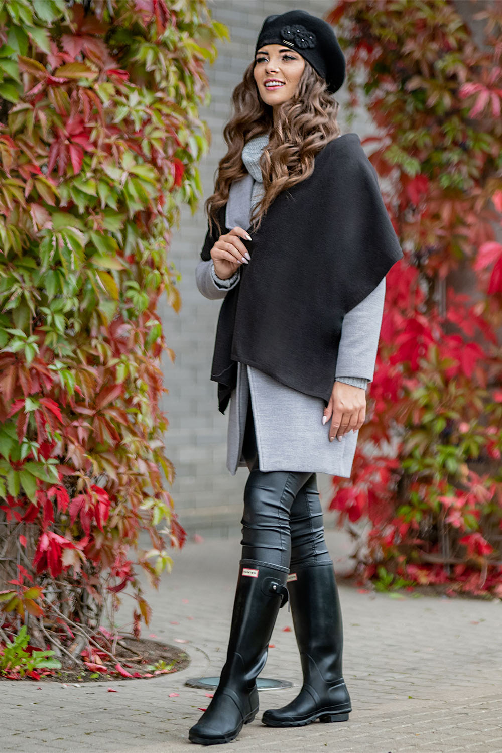 Vivisence Femme Béret Et Écharpe Pour l'Automne et l'Hiver Ensemble En Laine Avec Application Florale Style Classique Confortable Et Élégant Parfait Pour Lhiver Cadeau 7006Kmpl, noir