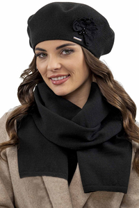 Vivisence Elegantes Damen Winter Set Aus Baskenmütze Mit Blumenapplikation Und Langer Schal Aus Warmem Garn Perfekte Für Kalte Wintertage Ideal Für Elegante Und Sportliche Outfits, schwarz