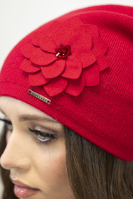 Vivisence Trendiger Damen Winter Set Aus Wintermütze Und Schal Mit Wärmendem Garn Antistatische Blumenapplikation Und Falten Design Perfekt Für Kalte Wintertage, rot