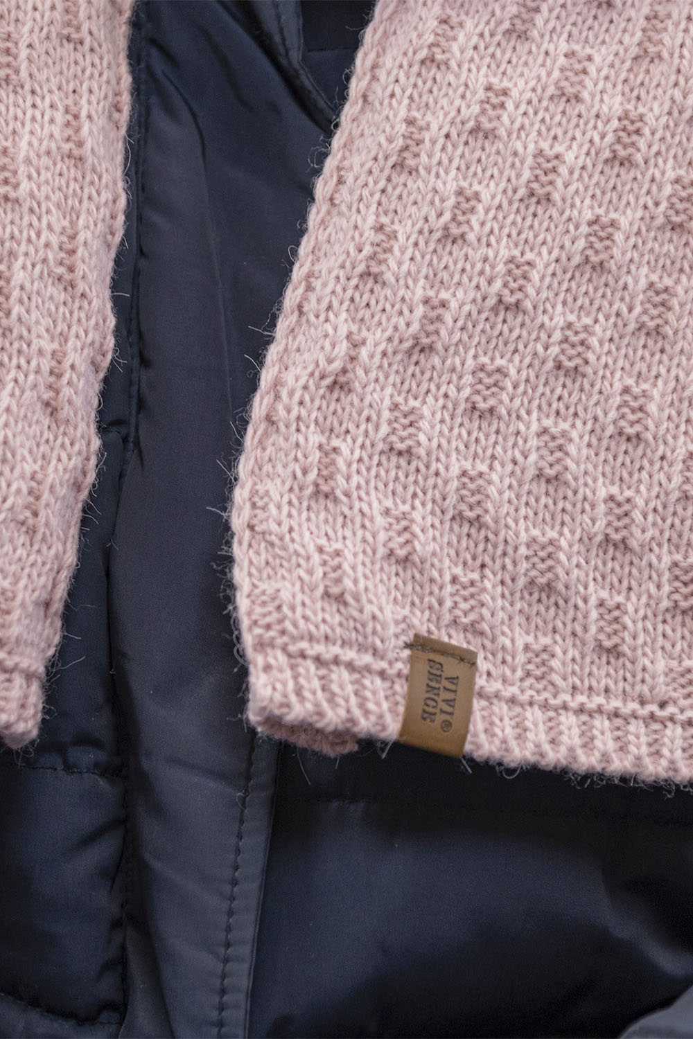 Vivisence Femme Bonnet Et Écharpe Pour l'Automne et l'Hiver À Pompon Chauds Doublés De Polaire Anti-Statique Idéal Pour Les Hommes Élégants Parfait Pour Froides Journées 7015Kmpl, rose clair