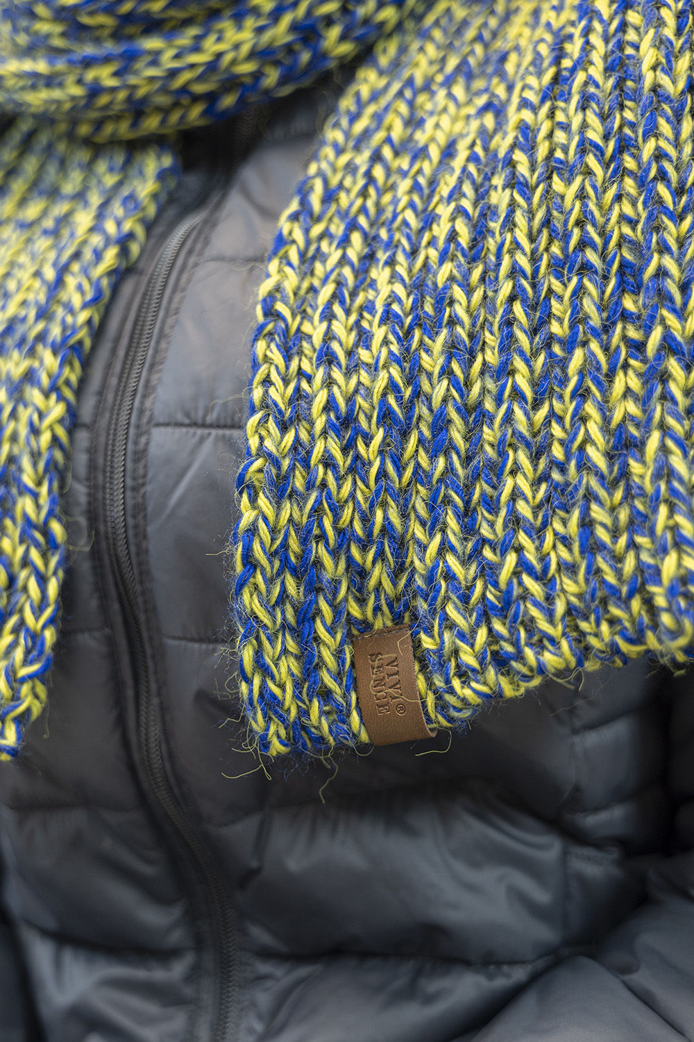 Vivisence Bonnet Et Écharpe Pour Femme L'Automne Et L'Hiver Tricoté Avec Un Gros Pompon Et Une Longue Chaude En Fil Épais Doublé De Polaire Douce Pour Les Froides Journées D'Hiver 7086Kmpl, jaune