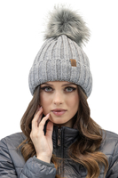 Vivisence Trendiges Damen-Set Mütze Mit Kunstpelz-Bommel Und Loop-Schal Aus Warmem Garn Antistatisches Fleece-Innenfutte, Perfekte Passform Mit Logo Aus Öko-Leder Ideal Für Kalte Wintertage, hellgrau