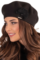 Vivisence Elegantes Damen Winter Set Aus Baskenmütze Mit Blumenapplikation Und Langer Schal Aus Warmem Garn Perfekte Für Kalte Wintertage Ideal Für Elegante Und Sportliche Outfits, schwarz