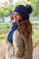 Vivisence Béret Et Écharpe Pour Femme L'automne et L'hiver Ensemble Élégant Fabriqué En Laine Chaude Avec Pompon De Fausse Fourrure Style Classique Idéal Pour Les Froids Jours Cadeau Parfait 7035Kmpl, bleu foncé