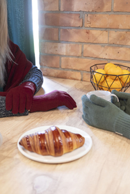 Vivisence Women's Gloves Winter Soft And Warm Ideal For Cold Weather 7202, maroon