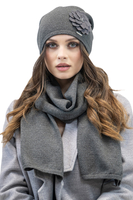 Vivisence Trendiger Damen Winter Set Aus Wintermütze Und Schal Mit Wärmendem Garn Antistatische Blumenapplikation Und Falten Design Perfekt Für Kalte Wintertage, dunkelgrau