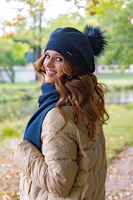 Vivisence Béret Femme Pour L'automne et L'hiver Avec Pompon En Fausse Fourrure Tricoté En Laine Acrylique Doux Chaud Et Confortable Idéal Classique Et Élégant 7035, bleu foncé