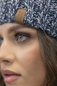 Vivisence Bonnet Pour Femme L'Automne et L'Hiver Bicolore Avec Gros Pompon En Fibres Écologiques Doublé De Polaire Antistatique Parfait Pour Les Froides Journées Avec Écusson En Éco-Cuir Et 7086, bleu foncé
