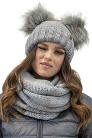 Vivisence Bonnet Et Cache Cou Pour Femme L'Automne et L'Hiver Ajusté Avec Pompons Ensemble À La Mode Pliable En Fils Chauds Et Doublé Polaire Antistatique Avec Patchs En Cuir Écologique 70106Kmpl, gris clair