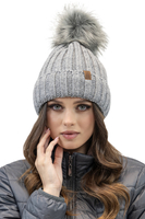 Vivisence Bonnet Et Gants Pour Femme L'Automne et L'Hiver Ensemble À La Mode Avec Pompon Cache Cou Chauds Pour Hiver Doublure En Polaire Confortable Avec Patch En Cuir Écologique 70100 Kmpl+R, gris clair