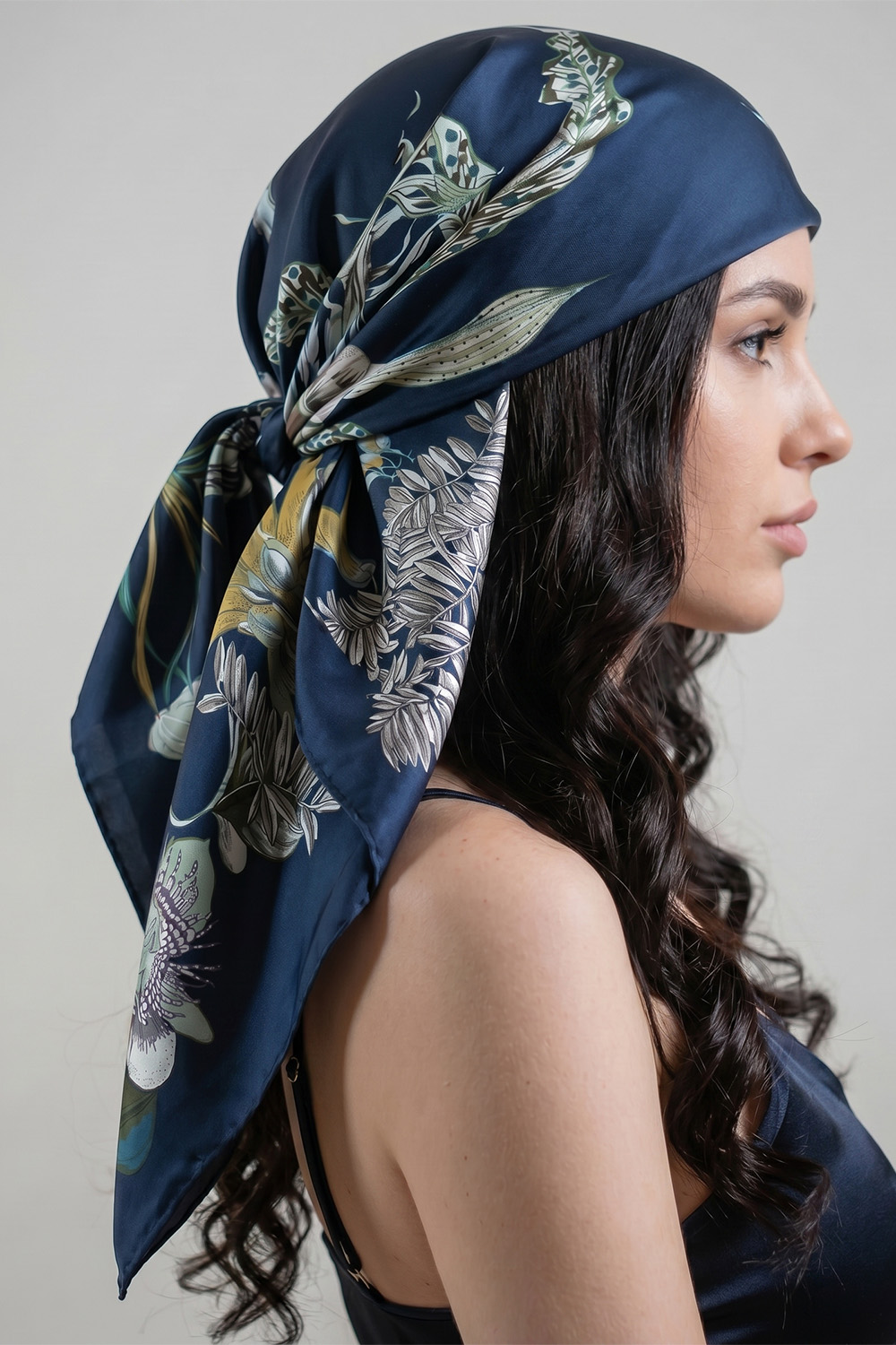 Vivisence Carré de Soie Femme 90 x 90 cm, Foulard en Soie Naturelle 14 Momme, Bords Roulottés à la Main, Motif Floral Bleu Marine, bleu marine/vert