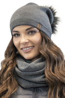 Vivisence Bonnet Pour Femme Et Cache Cou L'Automne et L'Hiver Avec Pompon Tricoté En Acrylique Ensemble Élégant Écologique Idéal Avec Patch En Cuir Taille Universelle 70105Kmpl, graphite