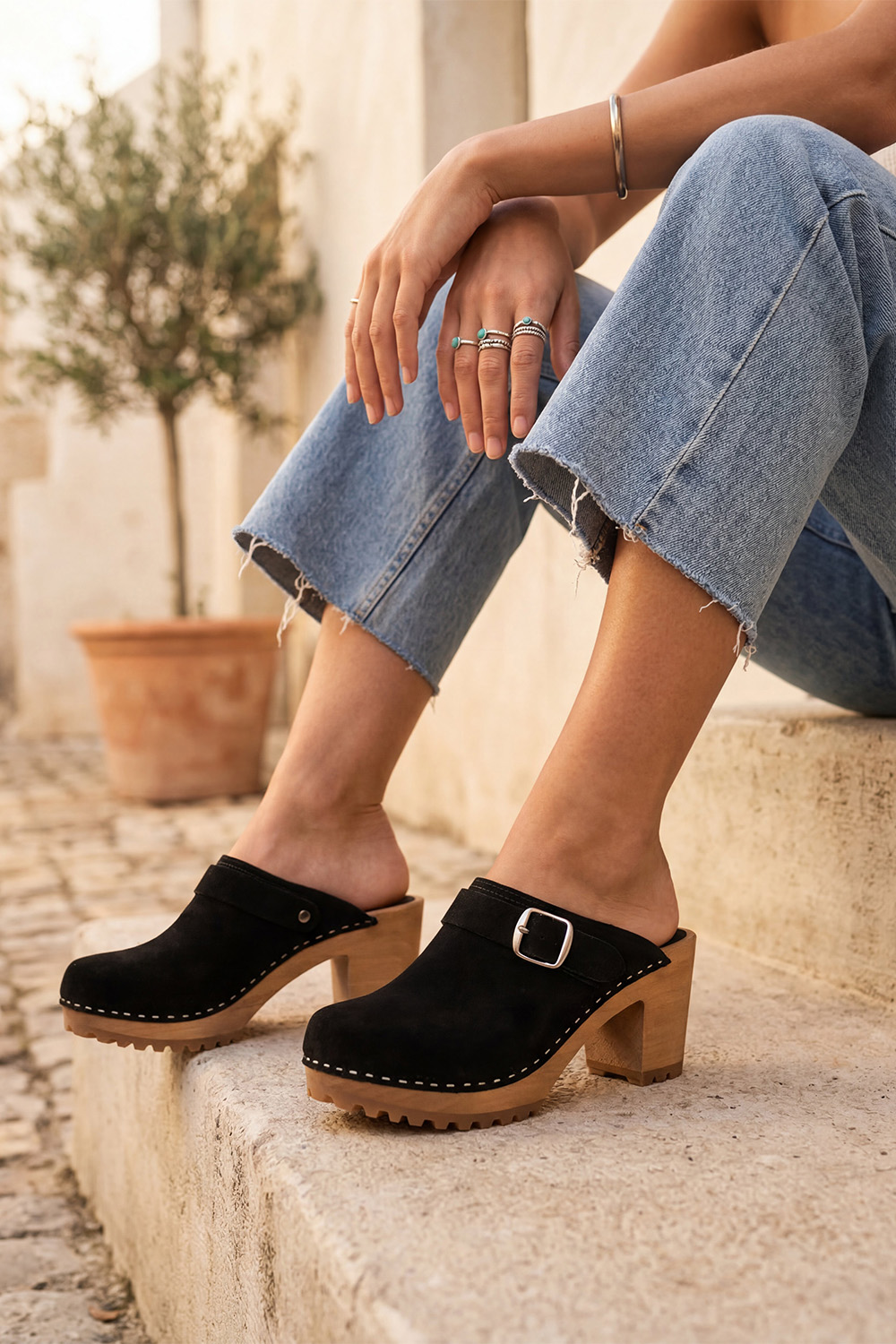 Vivisence Damen Clogs aus Wildleder, Holzsohle, geschlossen mit Schnalle, bequem für Alltag und Büro, schwarz 