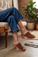 Vivisence Sabots Femme en Daim Naturel, Semelle en Bois, Talon Confort, Chaussures Faciles à Enfiler, brun clair