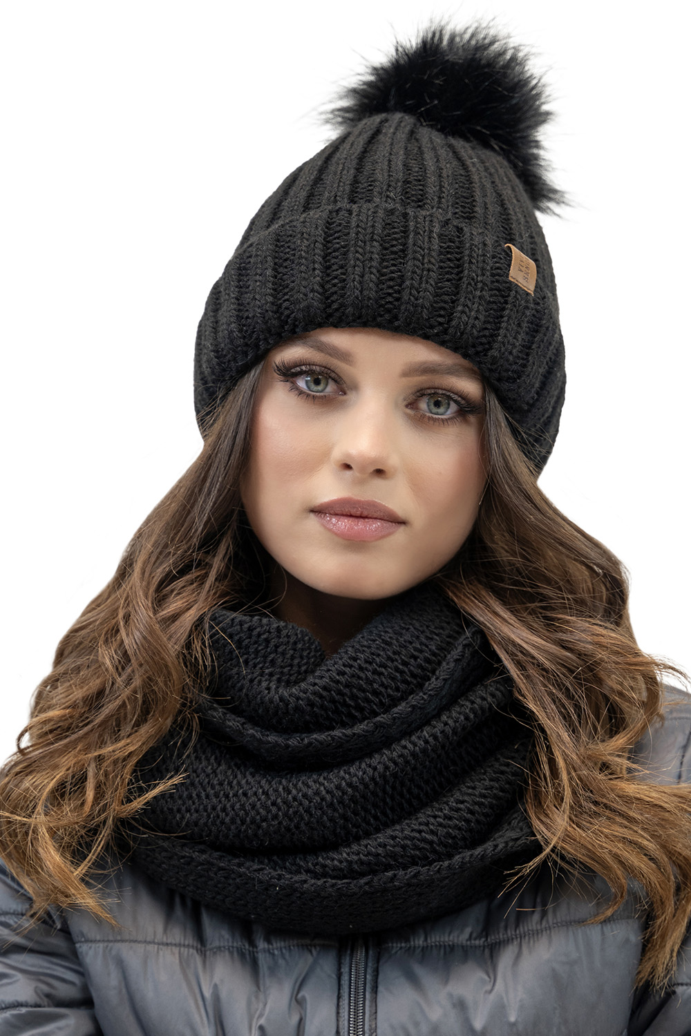 Vivisence Bonnet Pour Femme L'Automne et L'Hiver Ensemble à La Mode Avec Pompon En Fausse Fourrure Et Cache-Cou Pliable Doublé Polaire Avec Patch En Cuir Écologique En Fil Chaud 70100Kmpl, noir