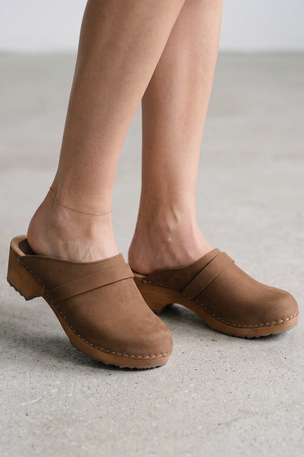 Vivisence Sabots Femme Nubuck, Semelle en Bois, Bout Fermé, Bride Réglable, Confort au Quotidien, brun foncé