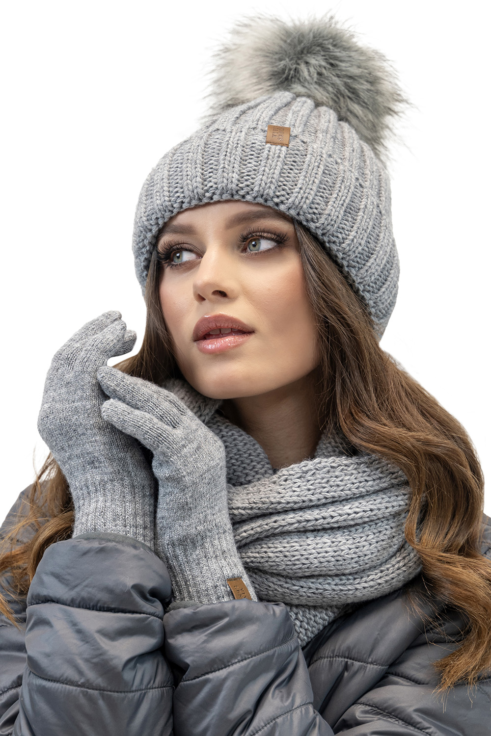 Vivisence Bonnet Et Gants Pour Femme L'Automne et L'Hiver Ensemble À La Mode Avec Pompon Cache Cou Chauds Pour Hiver Doublure En Polaire Confortable Avec Patch En Cuir Écologique 70100 Kmpl+R, gris clair