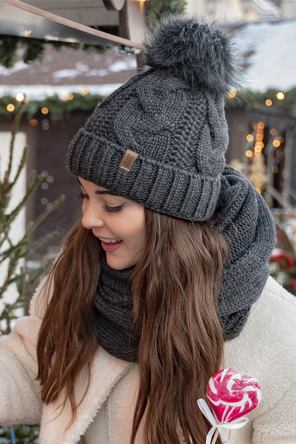 Vivisence Bonnet Femme Et Écharpe Pour L'automne et L'hiver À Pompon Cache-cou Ensemble Classique En Fils Chauds Avec Doublure En Polaire Parfait Pour Les Journées Froides 7014, gris foncé