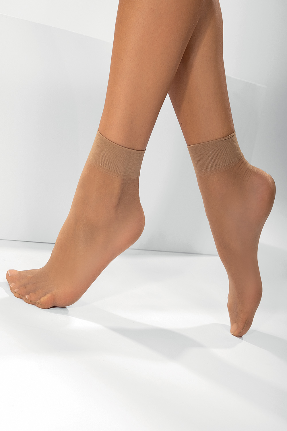 Vivisence Women's Socks 20 DEN Classic Ladies Socks With Soft And Comfortable Fit Wide Welt That Does Not Press And Ensures Secure Hold Invisible Toe Reinforcement, daino