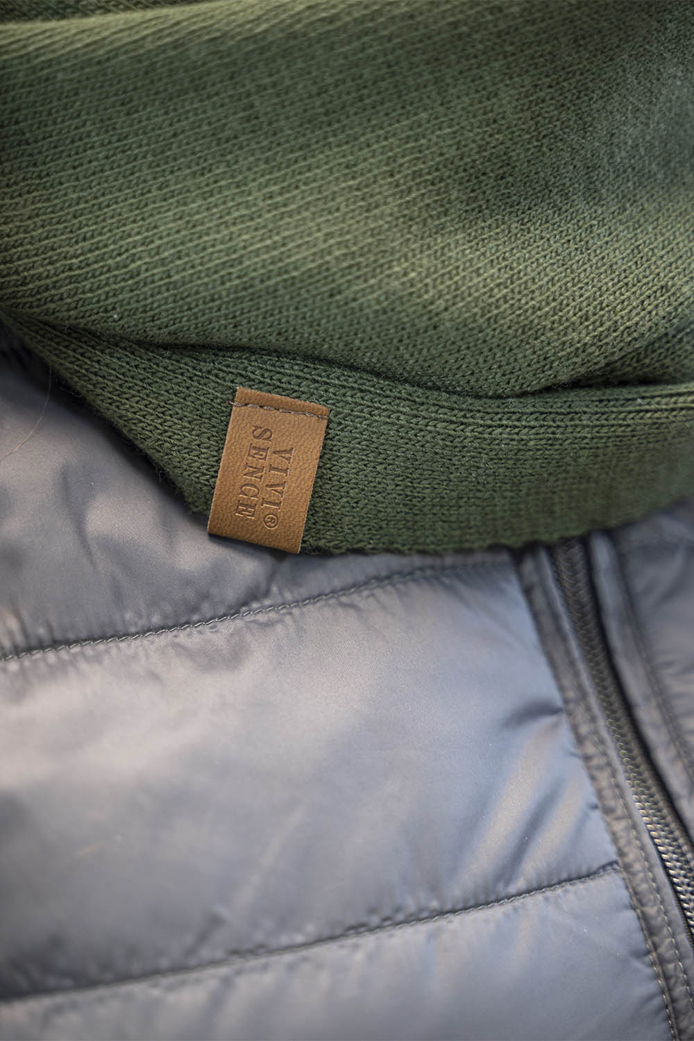 Vivisence Bonnet Pour Femme Et Cache Cou L'Automne et L'Hiver Avec Pompon Tricoté En Acrylique Ensemble Élégant  Écologique Idéal Avec Patch En Cuir Taille Universelle 70105Kmpl, vert