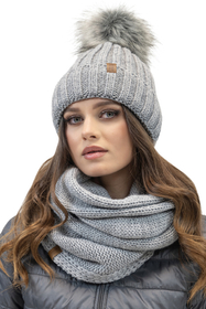 Vivisence Bonnet Pour Femme L'Automne et L'Hiver Ensemble à La Mode Avec Pompon En Fausse Fourrure Et Cache-Cou Pliable Doublé Polaire Avec Patch En Cuir Écologique En Fil Chaud 70100Kmpl, gris clair