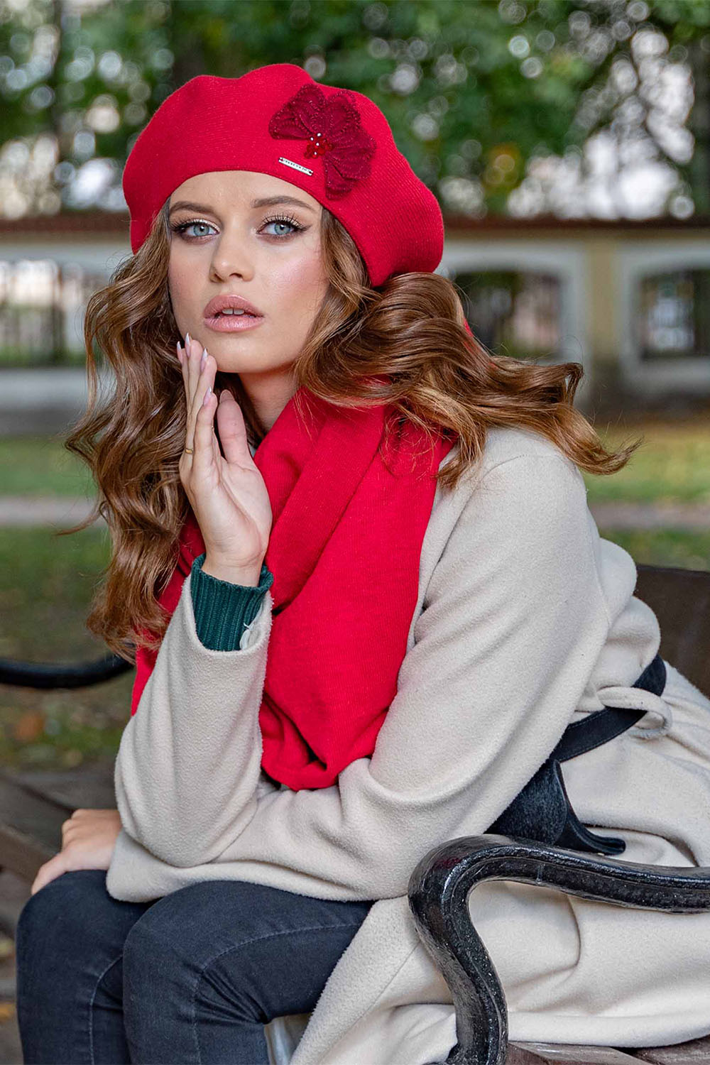 Vivisence Elegantes Damen Winter Set Aus Baskenmütze Mit Blumenapplikation Und Langer Schal Aus Warmem Garn Perfekte Für Kalte Wintertage Ideal Für Elegante Und Sportliche Outfits, rot