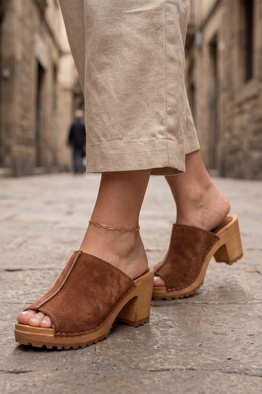 Vivisence Women’s Suede Clogs, Wooden Sole, Slip On Shoes with Block Heel, Comfortable Everyday Wear, light brown