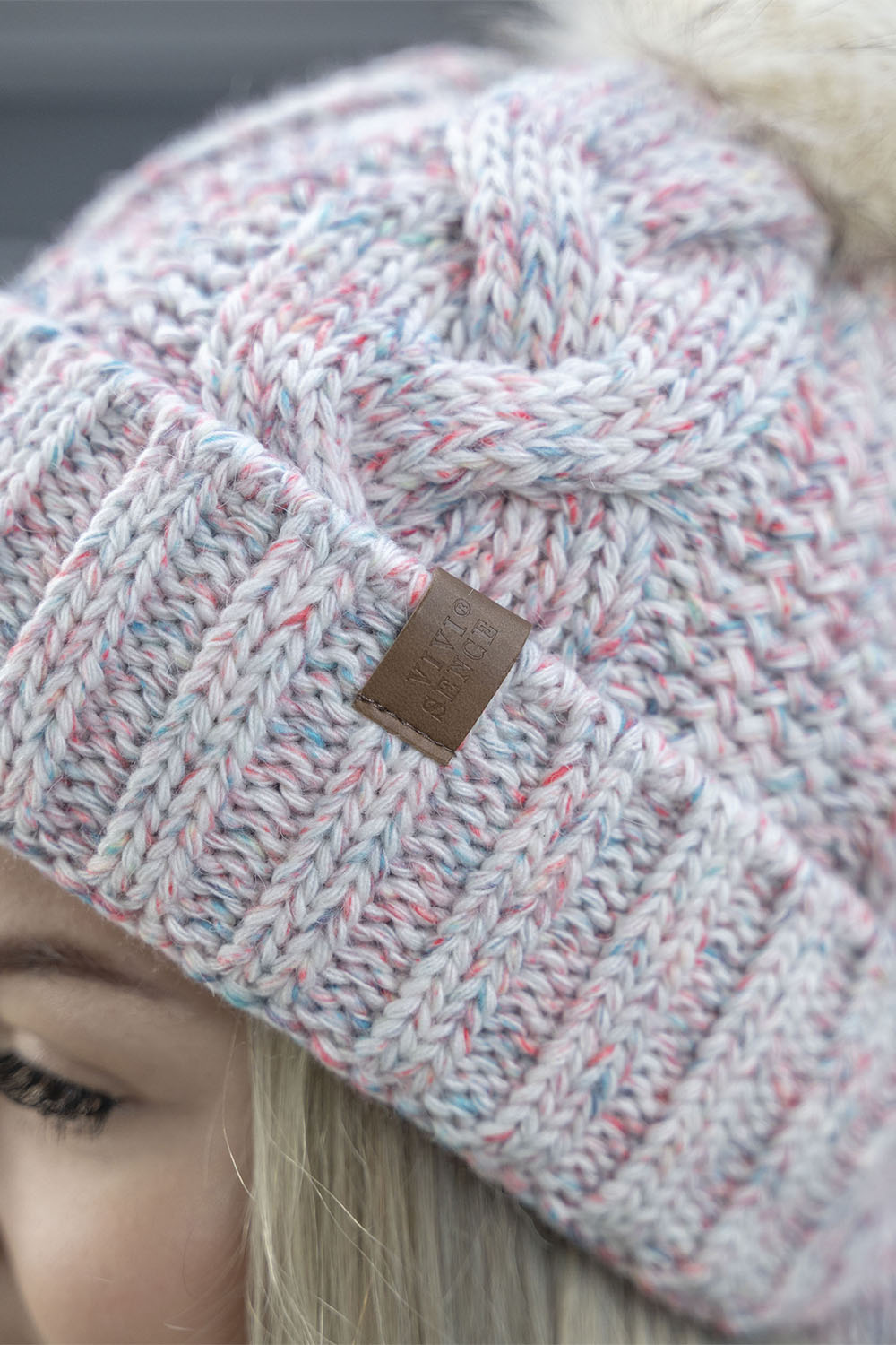 Vivisence Bonnet À Pompon Femme Chaud Et Doux Idéal Pour L’Hiver 7014, blanc mélange